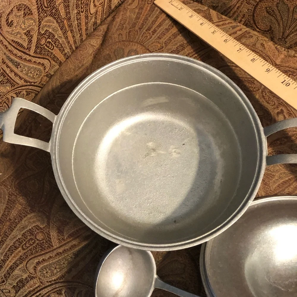 Wilton vintage Covered pewter Casserole with Handles 2.5 quart